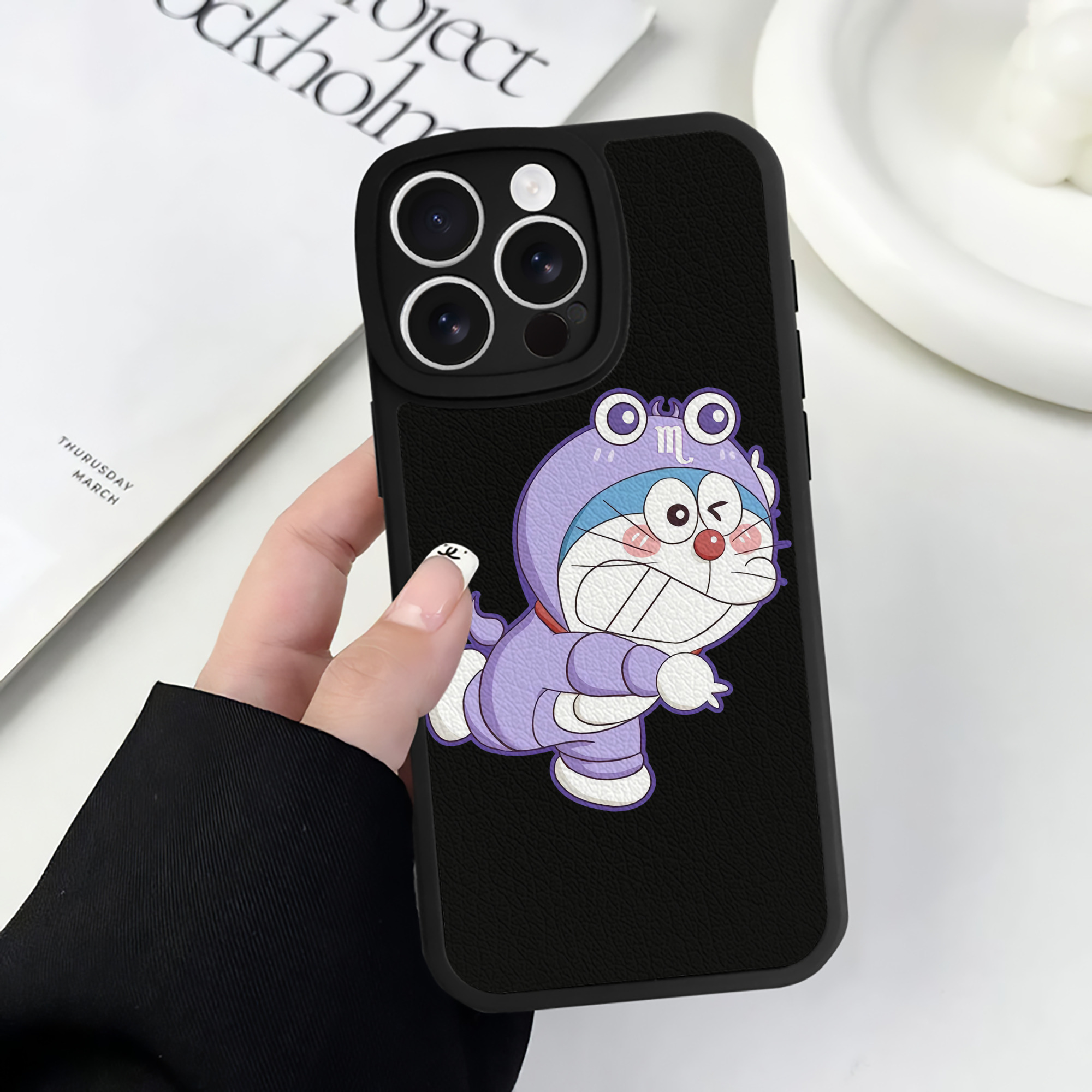 （画像用） ドラえもん Doraemon 【iPhone 16シリーズ対応】シリコンスマホケース（レザー調） 材質：シリコン